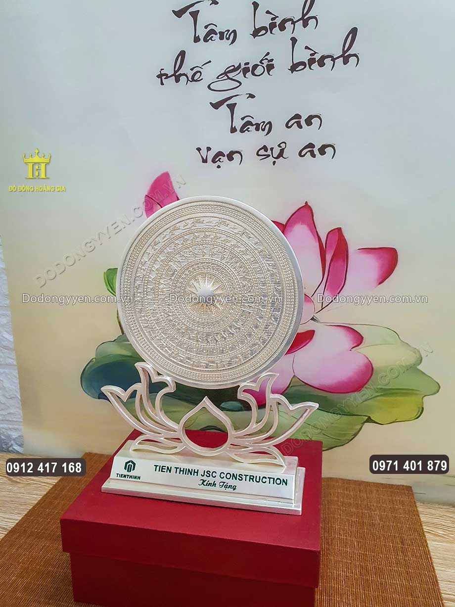 Vật phẩm thường được c&aacute;c gia chủ đặt tr&ecirc;n b&agrave;n l&agrave;m việc